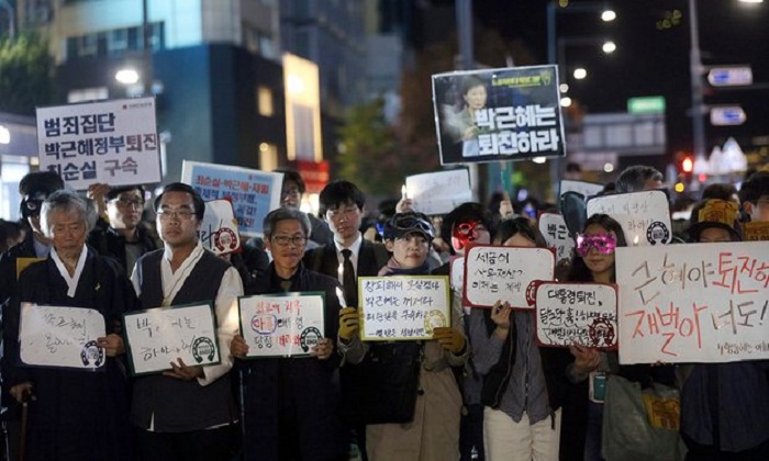 South Korea: thousands of protesters call for president to resign 